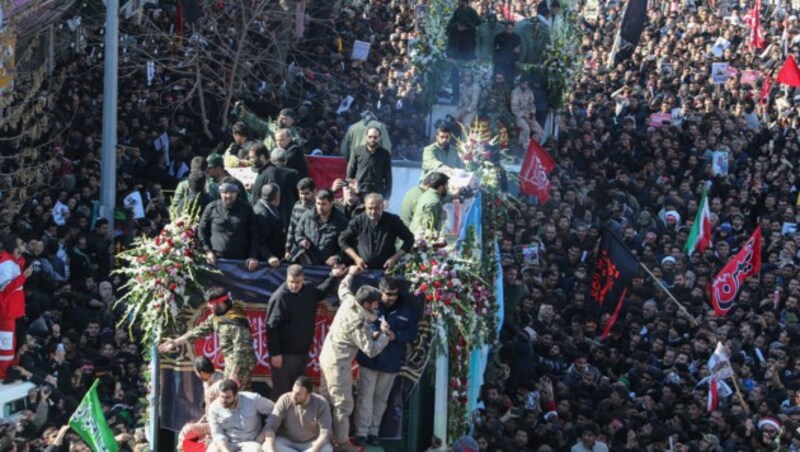 Hier wird der Sarg von Soleimani an Massen von Trauernden vorbeigefahren. (Bild: AFP or licensors)