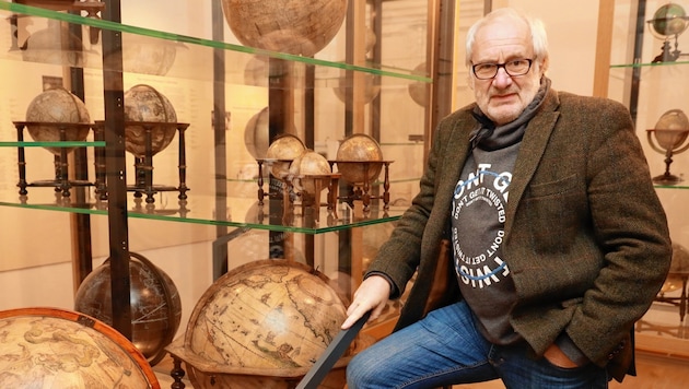 Michael Schottenberg im Globenmuseum der Österreichischen Nationalbibliothek in Wien - ab Dienstag ist er Reise-Experte in „Studio 2 “ (17.30 Uhr, ORF 2) (Bild: Zwefo)