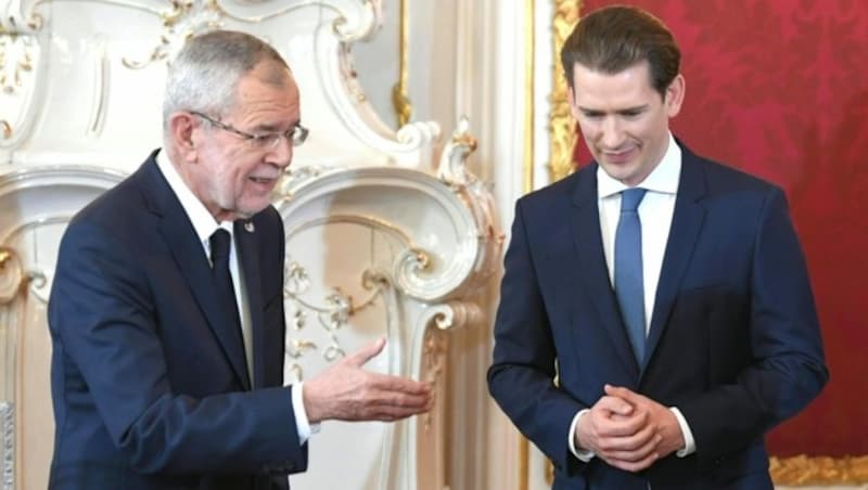 Bundespräsident Alexander Van der Bellen und Bundeskanzler Sebastian Kurz (Bild: APA/ROLAND SCHLAGER)