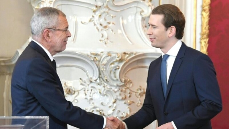 Bundespräsident Alexander Van der Bellen und Bundeskanzler Sebastian Kurz (Bild: APA/ROLAND SCHLAGER)