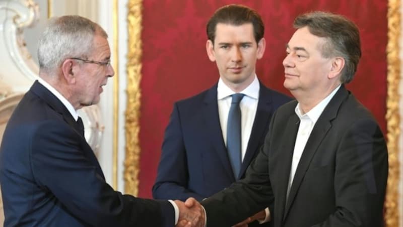 Bundespräsident Alexander Van der Bellen, Bundeskanzler Sebastian Kurz und Vizekanzler Werner Kogler im Rahmen der Angelobung (Bild: APA/ROLAND SCHLAGER)