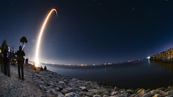 Start einer SpaceX-Rakete mit Starlink-Satelliten an Bord (Bild: AP)