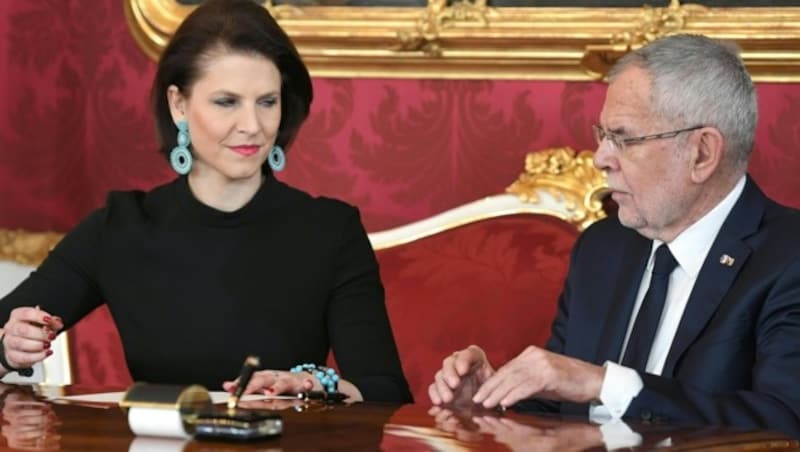 Europaministerin Karoline Edtstadler (ÖVP) und Bundespräsident Alexander Van der Bellen (Bild: APA/ROLAND SCHLAGER)