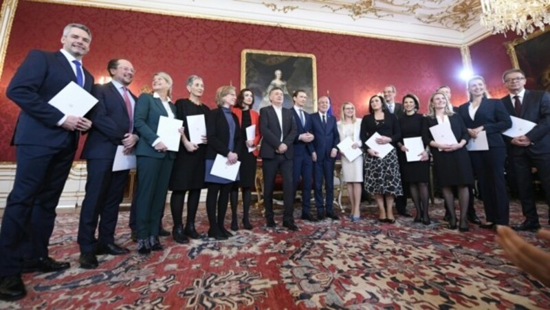 Die Regierung bei der Angelobung in der Hofburg (Bild: APA/HANS KLAUS TECHT)