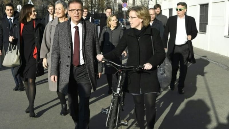 Leonore Gewessler kam mit Rad, Werner Kogler trug die grüne Kult-Sonnenbrille. (Bild: APA/ROBERT JAEGER)