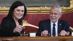 Landwirtschaftsministerin Elisabeth Köstinger (ÖVP) und Bundespräsident Alexander Van der Bellen (Bild: APA/HANS KLAUS TECHT)