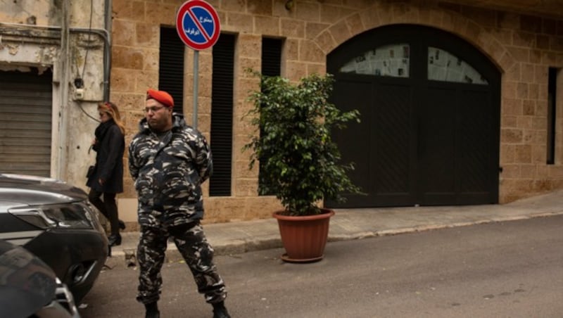 Ein Polizist vor Ghosns Haus in Beirut (Bild: AP)