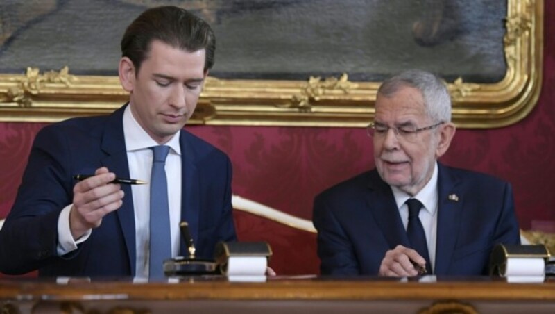 Kurz und Van der Bellen bei der Angelobung der türkis-grünen Bundesregierung. (Bild: APA/HANS KLAUS TECHT)