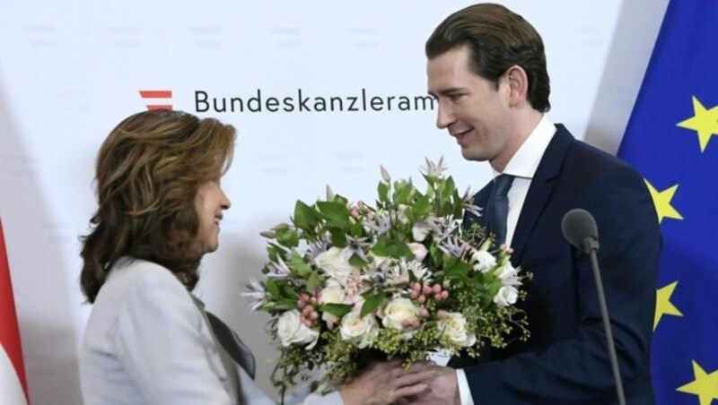 Blumen für die Bundeskanzlerin a.D. Brigitte Bierlein (Bild: APA/ROBERT JÄGER)