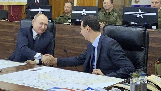 Syriens Machthaber Bashar al-Assad bedankt sich bei Russlands Präsidenten Wladimir Putin für die „russischen Opfer“. (Bild: AP)