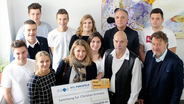 Christians Mutter Ingrid konnte 5000 Euro Spenden entgegennehmen. Das Geld unterstützt ihren Sohn auf seinem mühevollen Weg zurück in ein normales Leben. (Bild: HTL Pinkafeld)