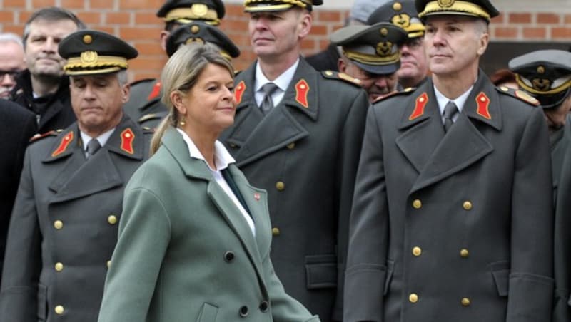 Verteidigungsministerin Klaudia Tanner (ÖVP) (Bild: APA/HERBERT PFARRHOFER)