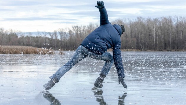 Stürze auf dem Eis ziehen nicht selten Verletzungen nach sich. (Bild: Dmitriy Yermishin/stock.adobe.com)