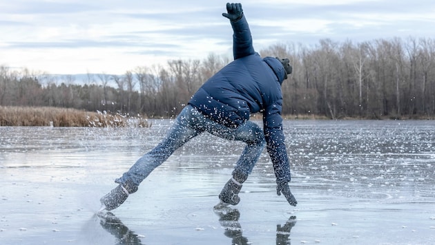 Stürze auf dem Eis ziehen nicht selten Verletzungen nach sich. (Bild: Dmitriy Yermishin/stock.adobe.com)
