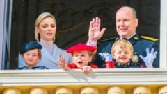 Charlene von Monaco an der Seite ihres Ehemannes Fürst Albert II., Nichte Kaia Rose (li.) und den Zwillingen Gabriella und Jacques. (Bild: Dutch Press Photo Agency / Action Press / picturedesk.com)