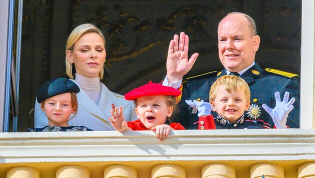 Charlene von Monaco an der Seite ihres Ehemannes Fürst Albert II., Nichte Kaia Rose (li.) und den Zwillingen Gabriella und Jacques. (Bild: Dutch Press Photo Agency / Action Press / picturedesk.com)