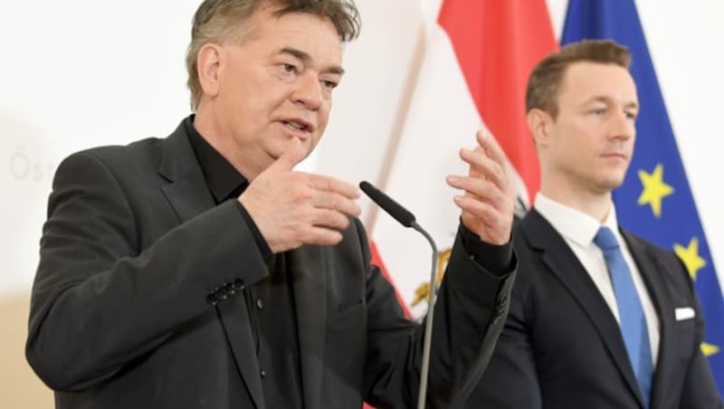 Vizekanzler Werner Kogler und Finanzminister Gernot Blümel (Bild: APA/ROLAND SCHLAGER)