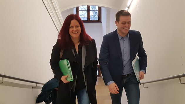 Stefan Kaineder mit Ursula Roschger am Weg zur Pressekonferenz (Bild: Werner Pöchinger)