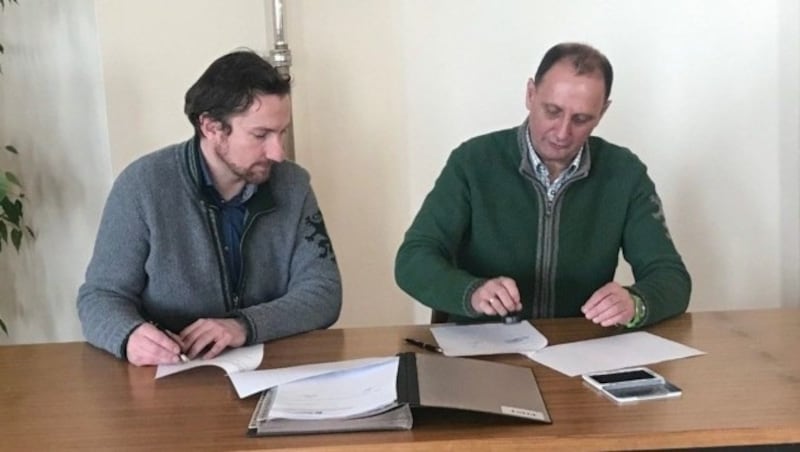 Patrick Killmaier (links) und Johann Kleinhofer unterzeichneten den Mietvertrag (Bild: Kleinhofer)