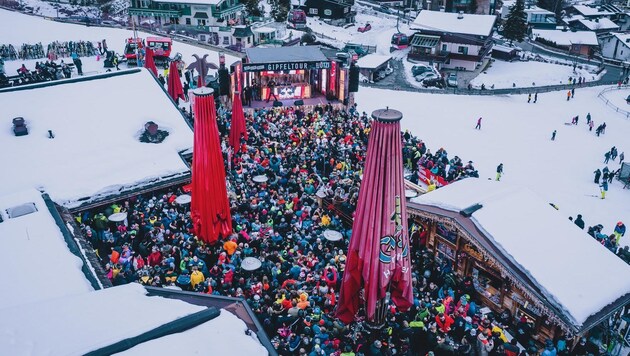 Rund 3000 Après-Ski-Fans drängten sich um den Goaßstall (Bild: EXPA/ JFK)