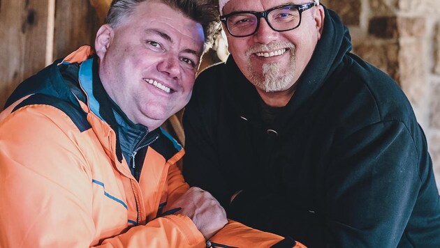 Grinsen um die Wette: Goaßstall-Besitzer Toni Enn (l.) und Gerry Friedle aka DJ Ötzi sind gute Freunde. (Bild: EXPA/ JFK)