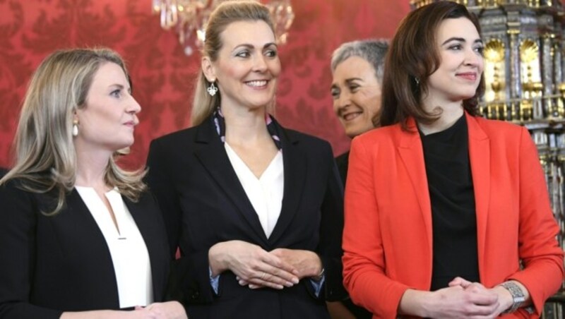 Integrationsministerin Susanne Raab, Familienministerin Christine Aschbacher und Justizministerin Alma Zadic (v.l.) bei der Angelobung (Bild: APA/Hans Klaus Techt)