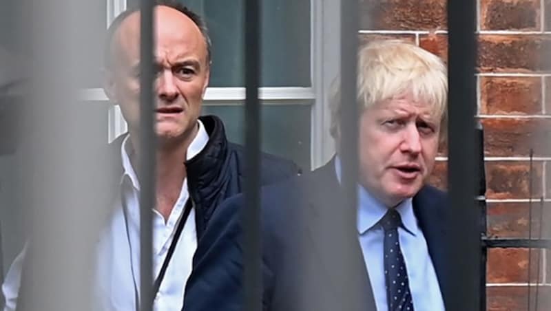 Premier Boris Johnson (re.) und Dominic Cummings (Bild: AFP)