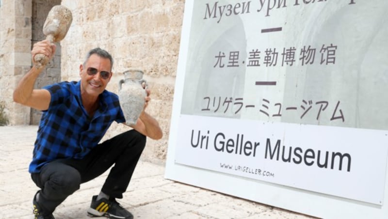 Der Zauberer vor der Baustelle des „Uri Geller Museums“ in Jaffa (Bild: AFP)