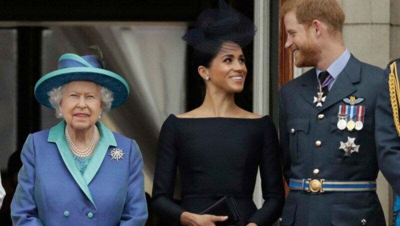 Queen Elizabeth II. mit Herzogin Meghan und Prinz Harry (Bild: APA/AP)