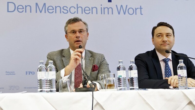 FPÖ-Chef Norbert Hofer gemeinsam mit seinem stellvertretenden Obmann Manfred Haimbuchner während der Pressekonferenz zum Abschluss der Reformklausur (Bild: APA/ERWIN SCHERIAU)