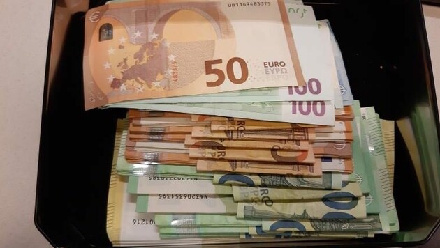 Ein Teil des Bargeldes sollte in einem Park vergraben werden und befand sich in einer Metallbox. (Bild: LPD Wien)