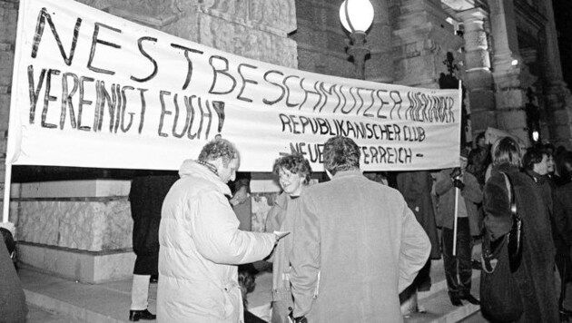 Proteste bei der Premiere von Thomas Bernhards „Heldenplatz“ im Wiener Burgtheater im Jahr 1988 (Bild: Klaus Titzer / picturedesk.com)