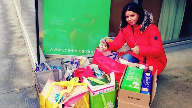 Hilde Buchmann mit Spenden für das SOS-Kinderdorf (Bild: mama-vom-mond.at)