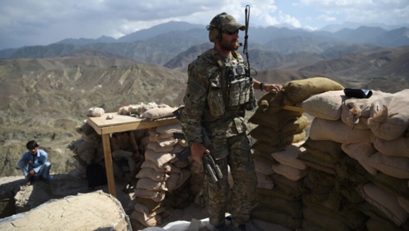 Ein US-Soldat, der einen Checkpoint in der ostafghanischen Provinz Nangarhar bewacht (Bild: APA/AFP/WAKIL KOHSAR)