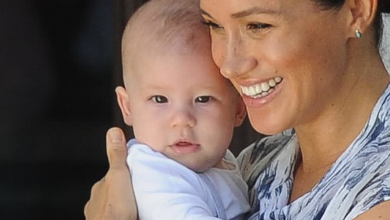 Herzogin Meghan und Baby Archie (Bild: AFP PHOTO/HENK KRUGER/AFRICAN NEWS AGENCY (ANA)/POOL)