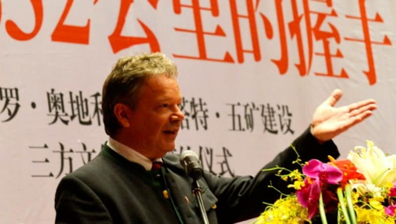 Hallstatts Bürgermeister Alexander Scheutz bei der Eröffnung der Kopie des Welterbe-Ortes Hallstatt in der südchinesischen Provinz Guangdong (Bild: APA/EPA/HAN WUJI)