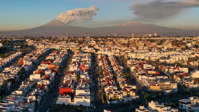 Der Popocatepetl spuckt im Hintergrund Asche und Rauch aus. Davor liegt die mexikanische Stadt Puebla, im Zentrum des Landes. (Bild: AFP)