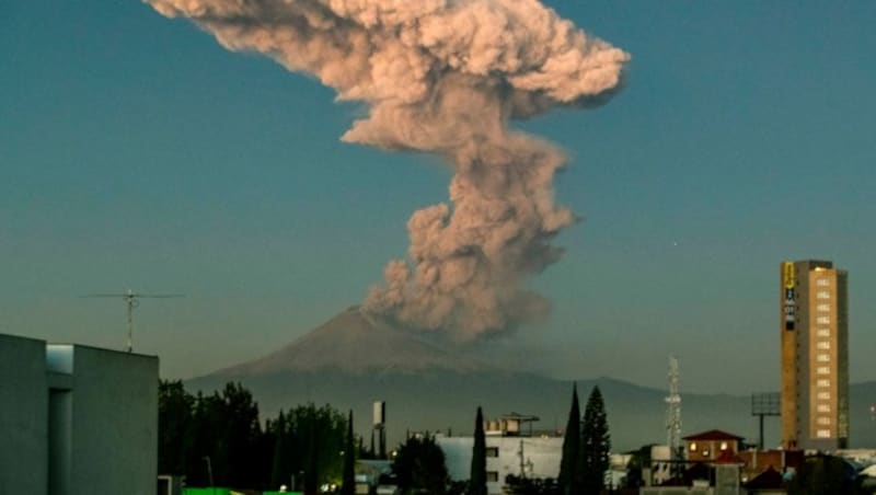 Eine hohe Asche- und Rauchsäule steigt über dem mexikanischen Vulkan Popocatepetl auf. (Bild: AFP)