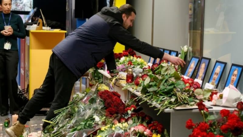 Kerzen und Blumen für die Crewmitglieder des abgestürzten Flugzeugs auf dem Kiewer Flughafen Boryspil (Bild: AP)