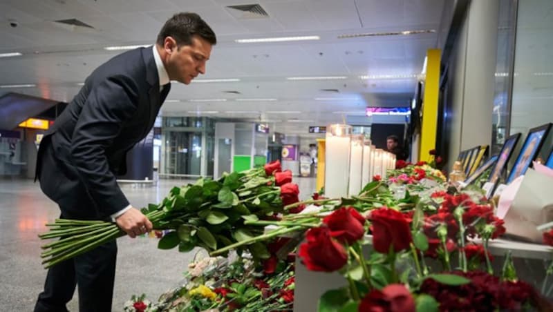 Der ukrainische Präsident Wolodymyr Selenskyj legte während seines Besuchs am Kiewer Boryspil-Flughafen ebenfalls Rosen nieder. (Bild: AP)