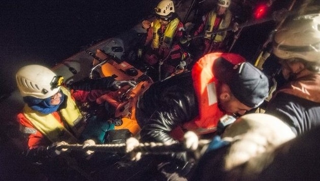 Die Sea-Watch 3 absolvierte drei Einsätze binnen 24 Stunden - hier rettete sie Flüchtlinge in der maltesischen Rettungszone. (Bild: twitter.com/seawatchcrew)