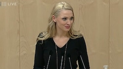 Philippa Strache bei ihrer ersten Rede im Parlament (Bild: ORF)
