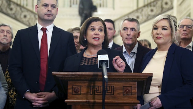 Sinn Fein-Vorsitzende Mary Lou McDonald (Mitte) (Bild: AP)