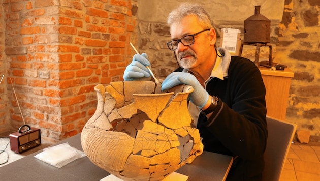 Der Kurator des Burgmuseums, Anton Steffan, mit einem schön verzierten Keramikgefäß. (Bild: Christian Jauschowetz)