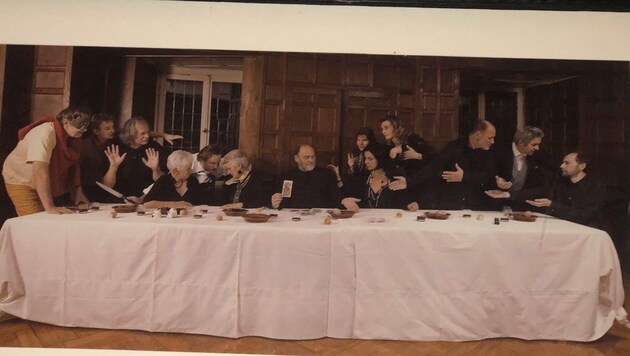 Meisterhafte Inszenierung zum 60er: Kurt Bracharz stellt das letzte Abendmahl nach - mit einer 50:50-Geschlechterquote. (Bild: Kurt Bracharz Archiv)