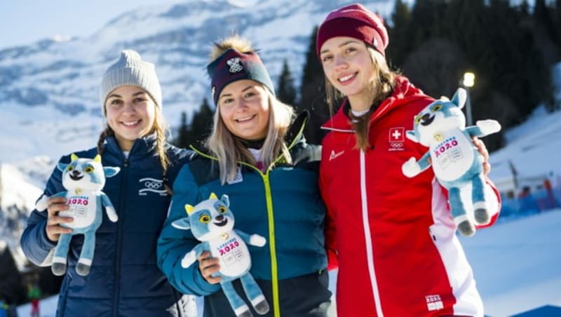 Amanda Salzgeber (M.) jubelte bei den Olympischen Jugendspielen in der Schweiz über Gold in der Kombination. Die Montafonerin setzte sich in Les Diablerets vor Noa Szollos (Isr/li.) und Amelie Klopfenstein (Sz/re.) durch. (Bild: EPA)