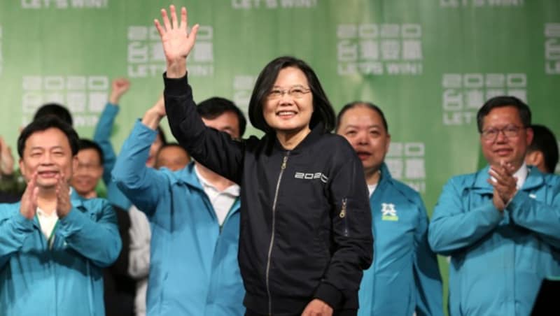 Taiwans Präsidentin Tsai Ing Wen ist mit klarer Mehrheit für eine zweite Amtszeit wiedergewählt worden. (Bild: AP)