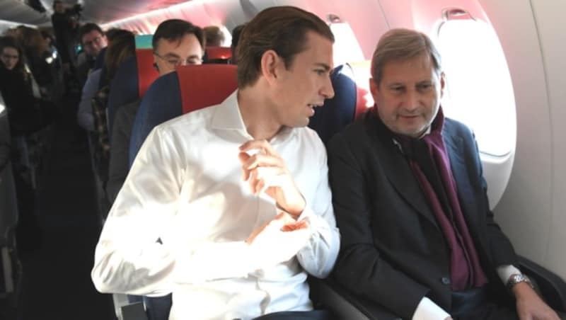 Bundeskanzler Sebastian Kurz mit EU-Budgetkommissar Johannes Hahn auf dem Weg nach Brüssel (Bild: APA/ROLAND SCHLAGER)