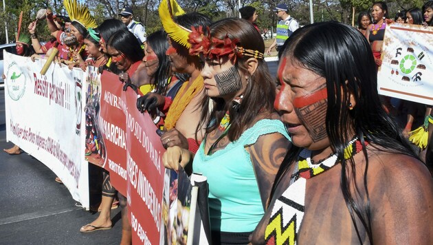 Brasilianische Ureinwohner protestieren gegen die Regierung. (Bild: AFP)