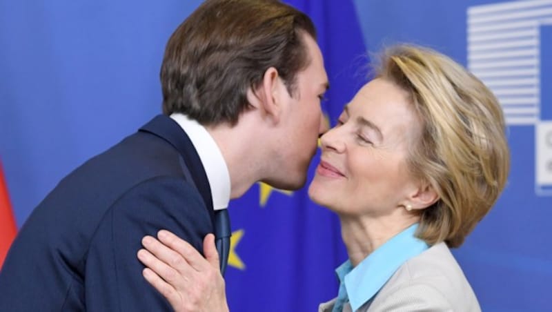 Sebastian Kurz und EU-Kommissionspräsidentin Ursula von der Leyen (Bild: APA/ROLAND SCHLAGER)